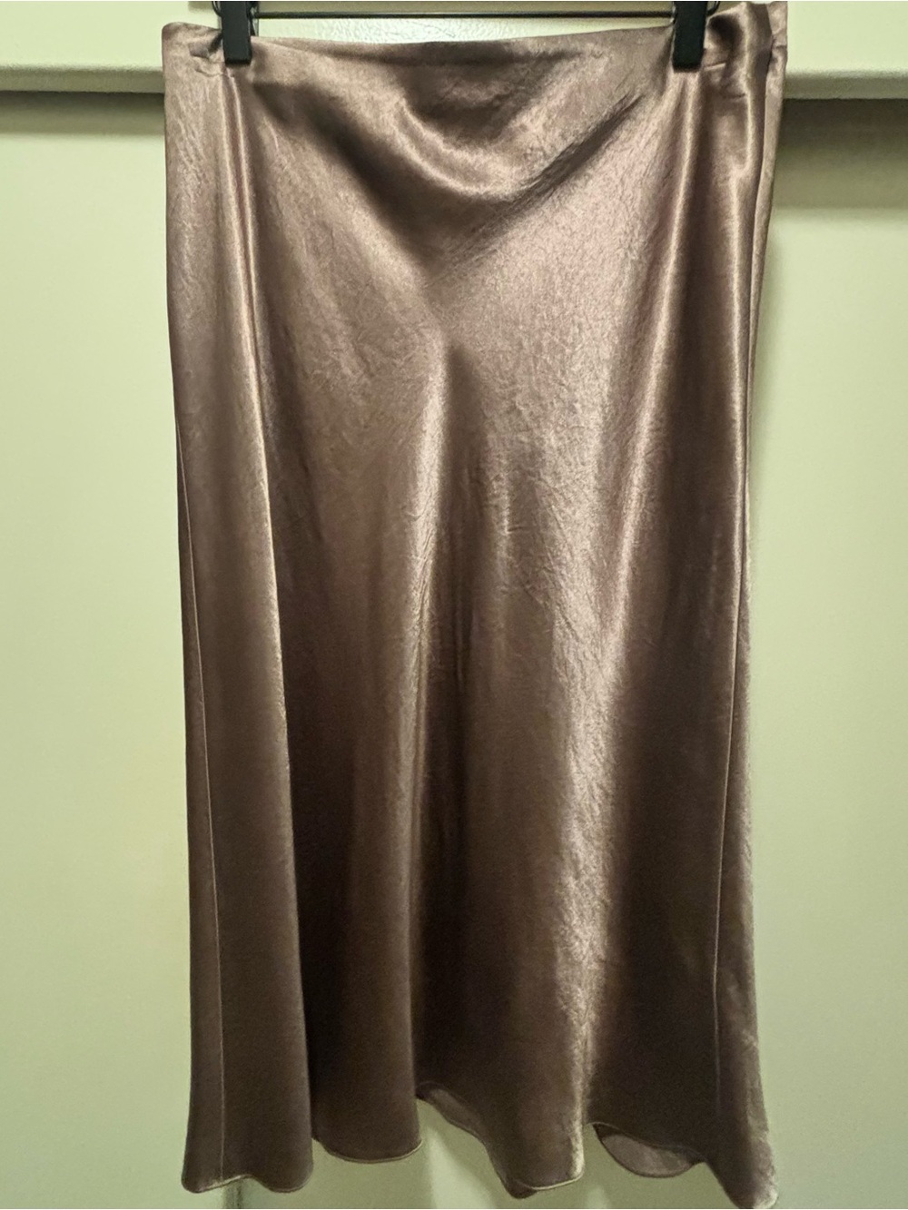VINCE gold satin midi skirt, a bias cut for a fluid, draped silhouette. Size M - Picture 2 of 5